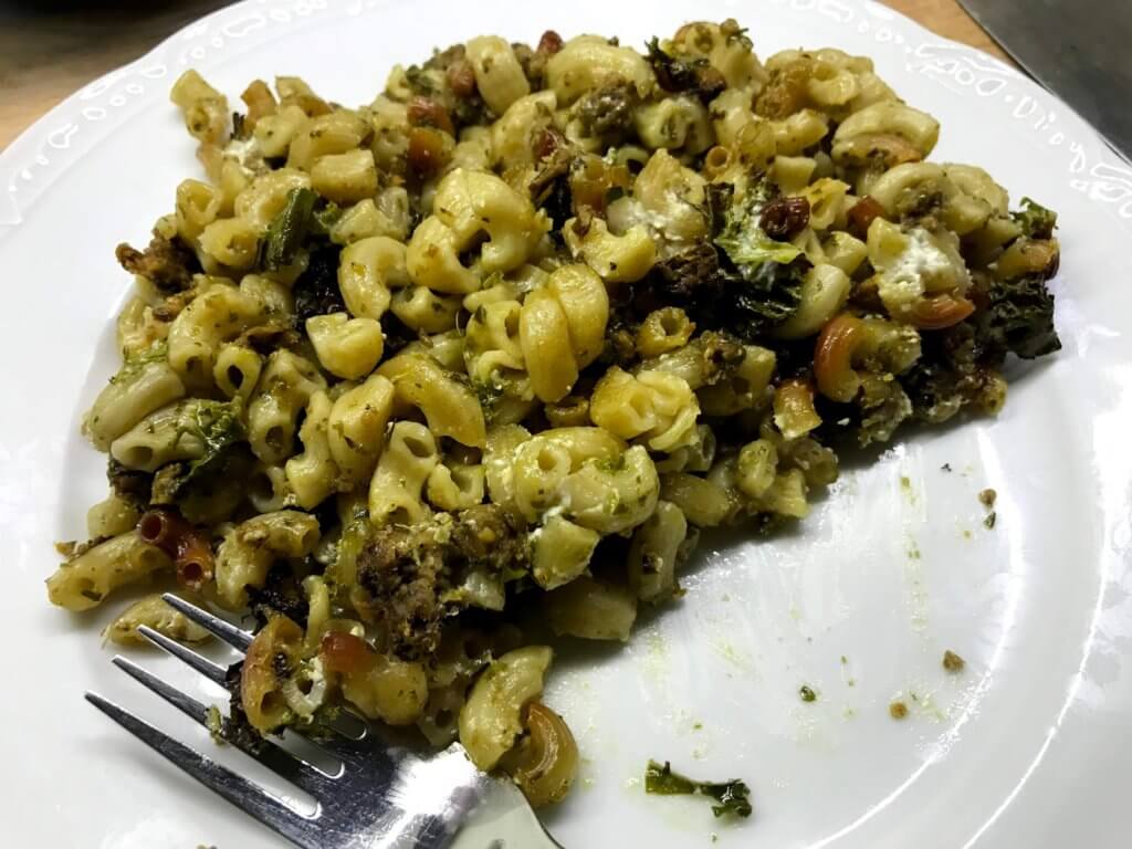 pestomakaronilaatikkoa lautasella